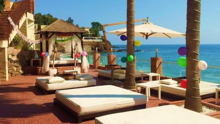 Apartamento con terraza y piscina junto a la playa ...