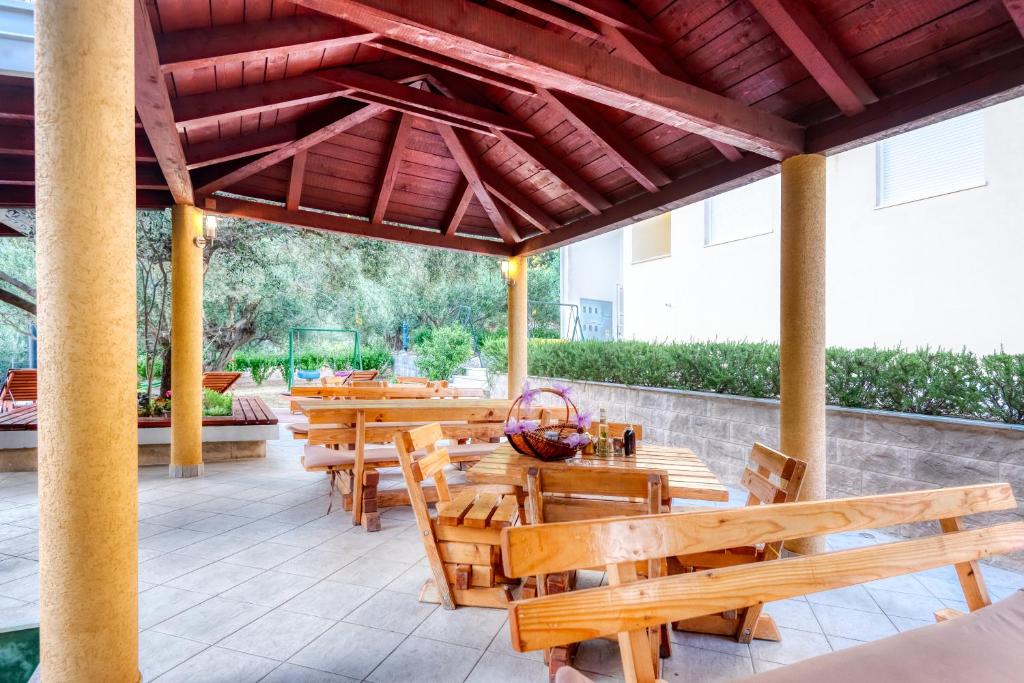 Reštaurácia alebo iné gastronomické zariadenie v ubytovaní Apartments Bjelis