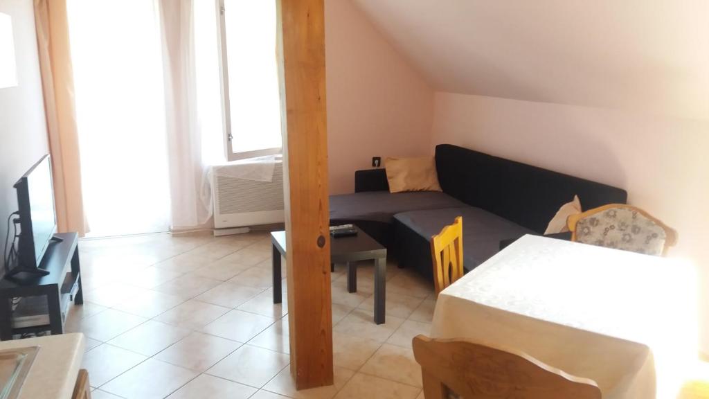 Televízia a/alebo spoločenská miestnosť v ubytovaní Margaréta Apartman - Balatonlelle