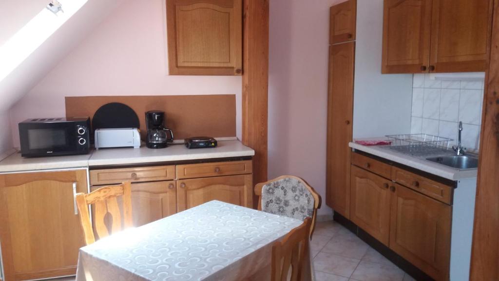 Kuchyňa alebo kuchynka v ubytovaní Margaréta Apartman - Balatonlelle