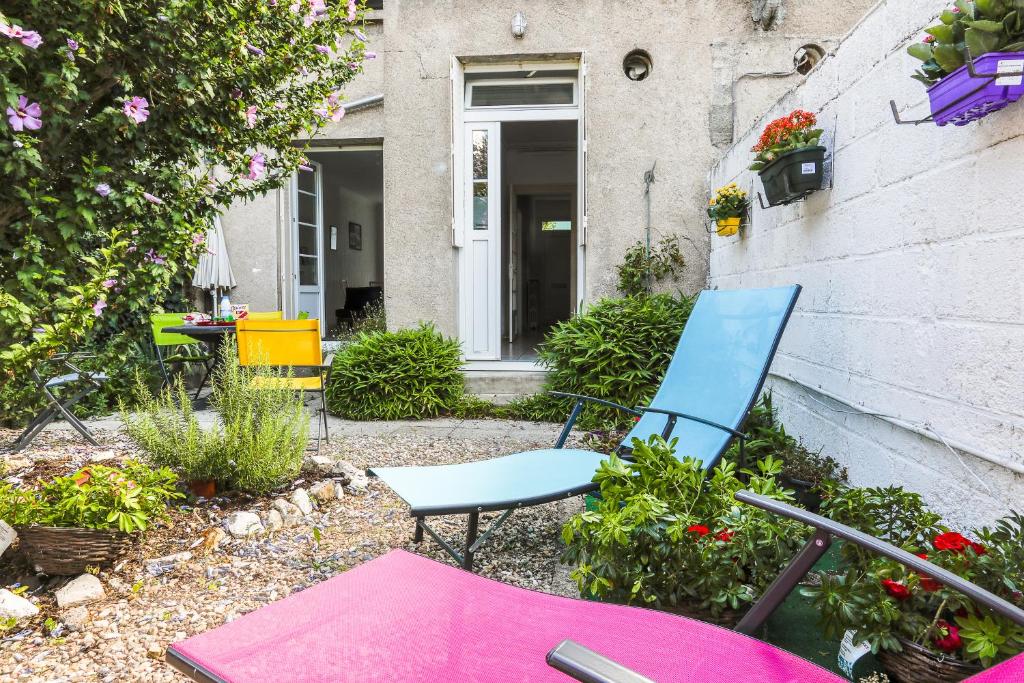 a group of chairs sitting in a garden at Maison (75m2) - le patio du centre ville in Tours