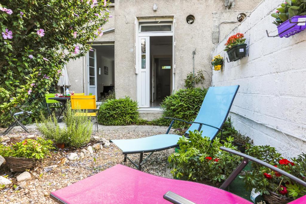 a group of chairs sitting in a garden at Maison 88 m2 le patio du centre ville avec garage in Tours