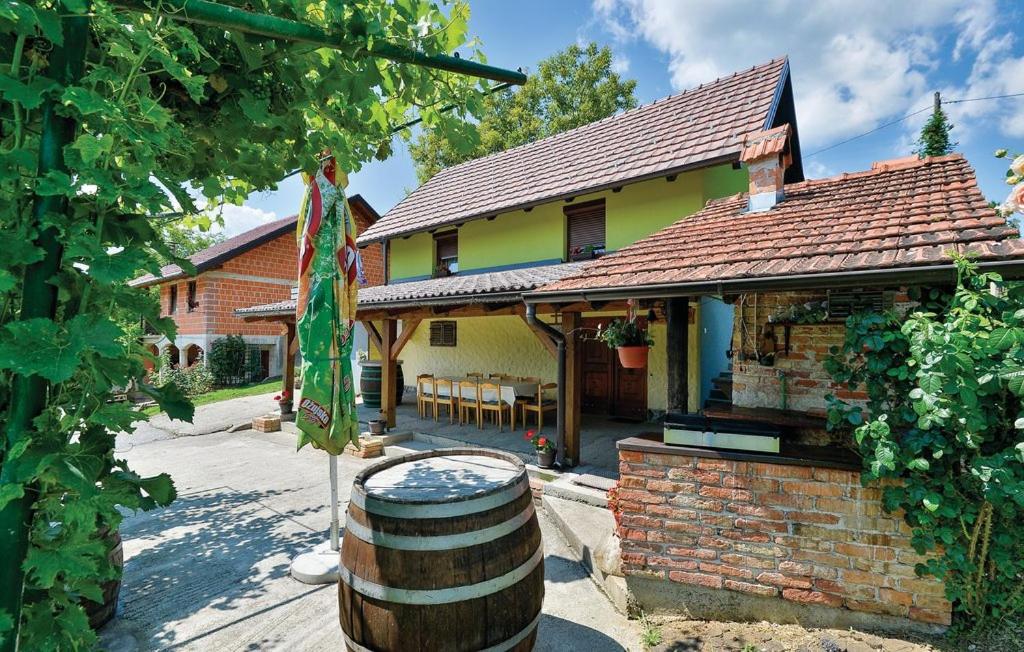 una casa con un barril delante de ella en Kuća za odmor Pri Brozu, en Kumrovec