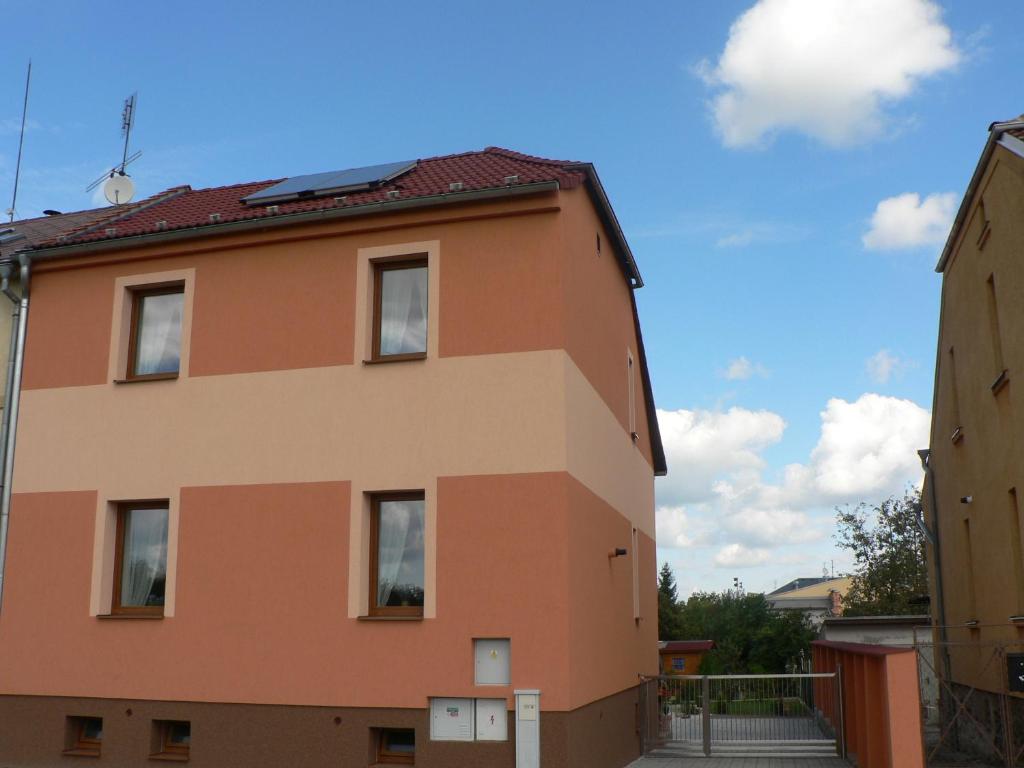 un edificio naranja con ventanas laterales en Penzion Pohůrka, en České Budějovice