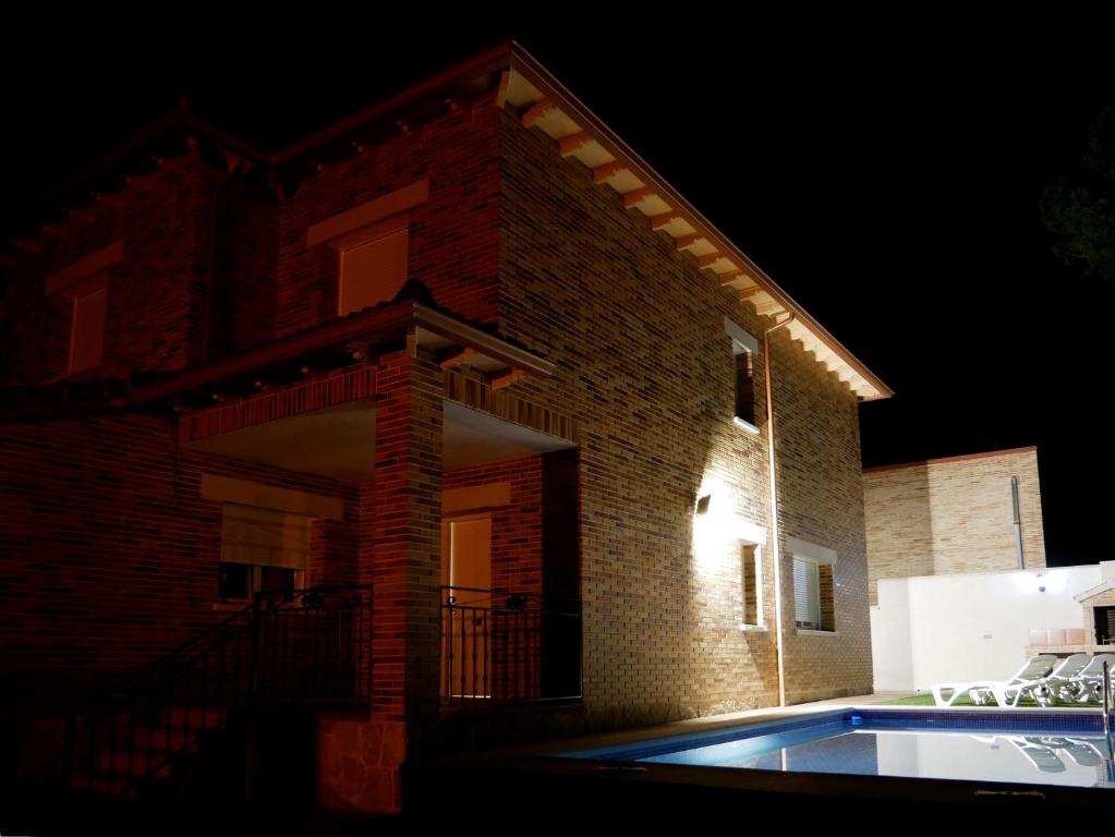 Bazén v ubytování Casa Rural el Reencuentro "Grupo Mirando a Gredos" nebo v jeho okolí