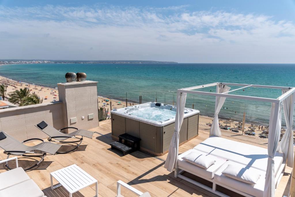 uma banheira de hidromassagem numa varanda com vista para a praia em Apartaments Delfin em Playa de Palma