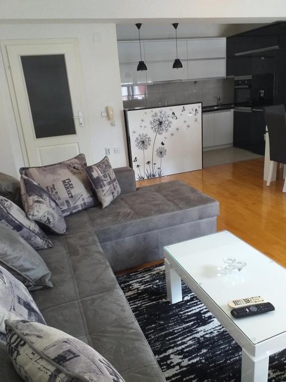 - un salon avec un canapé et une table dans l'établissement S.M Apartment Ohrid, à Ohrid