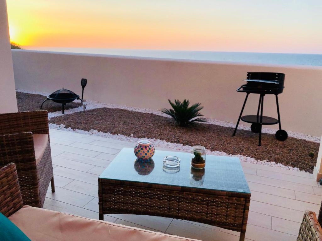 patio z grillem, stołem i pianinem w obiekcie Apartment Tramonto sea-front w mieście Valledoria