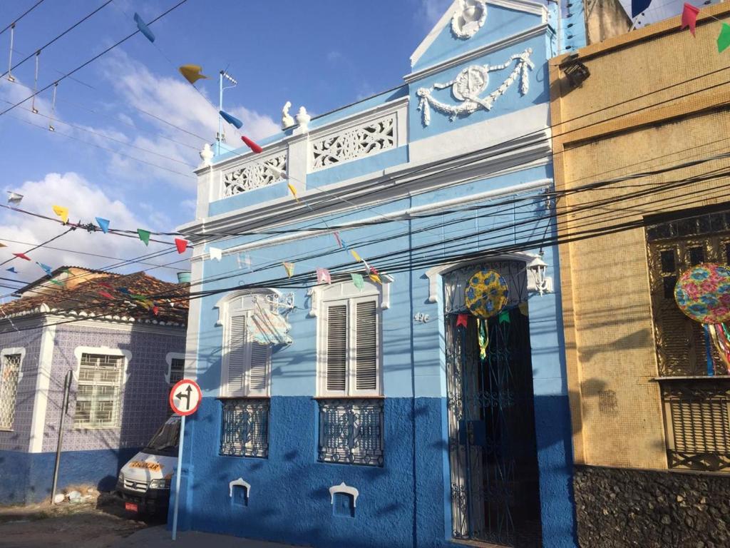 ein blau-weißes Gebäude mit einem Balkon in der Unterkunft Hotel Pousada dos Sonhos in São Luís