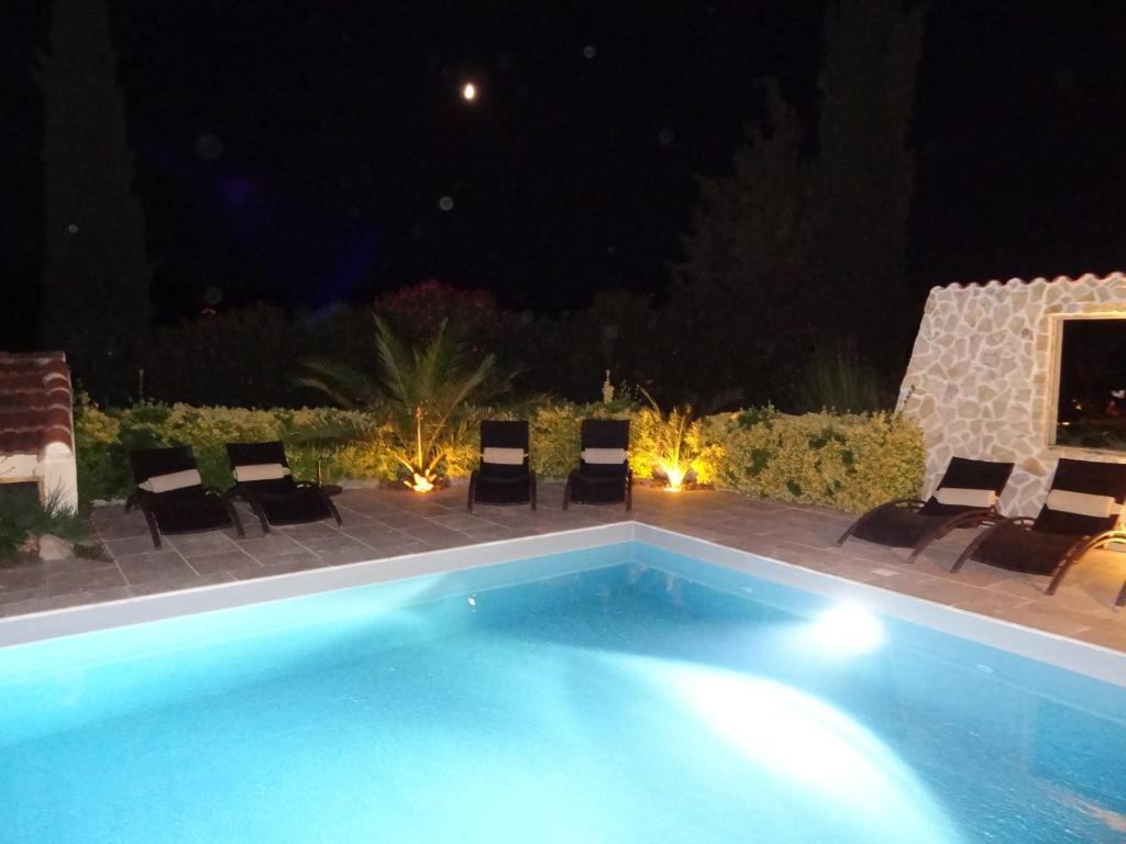 Bazén v ubytování La Bastide de Font Clarette nebo v jeho okolí