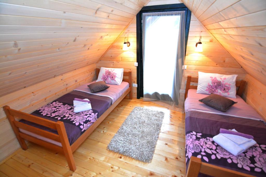 Postel nebo postele na pokoji v ubytování Holiday Village Ostrog