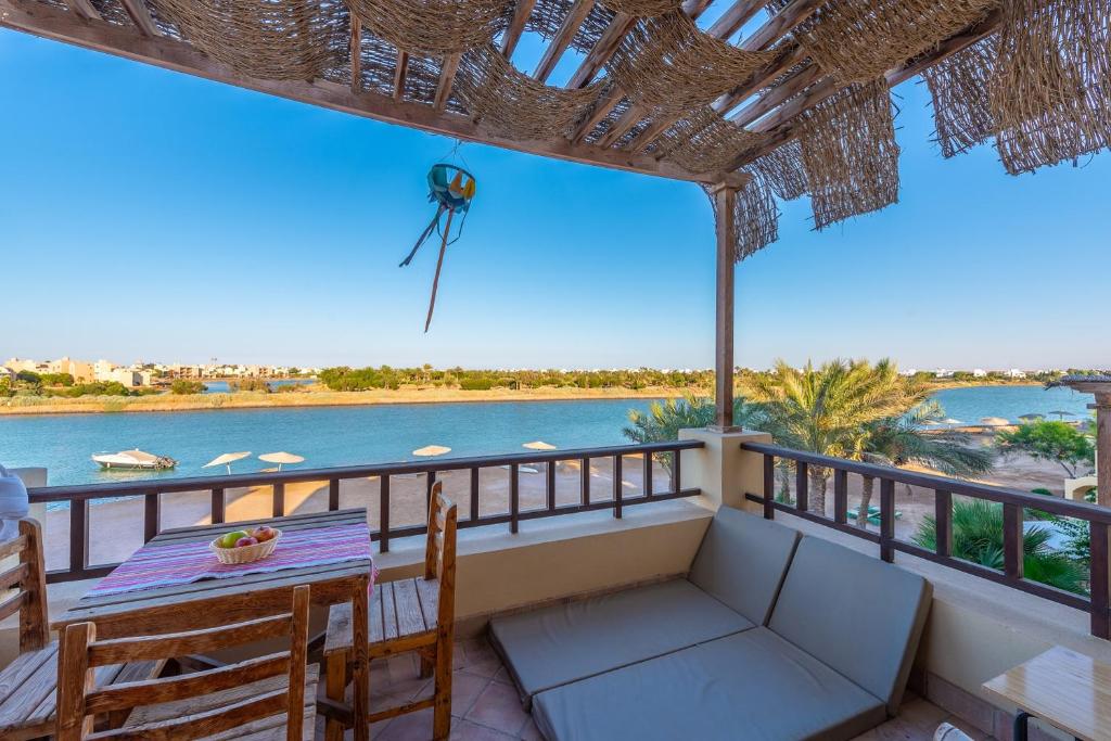 Balkón nebo terasa v ubytování Lagoon view 1-bedroom apartment in West Golf El Gouna