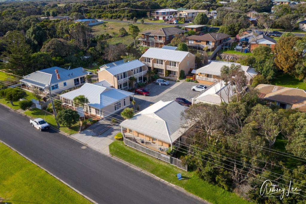 une vue aérienne sur un quartier résidentiel avec des maisons dans l'établissement Port Campbell Parkview Motel & Apartments, à Port Campbell