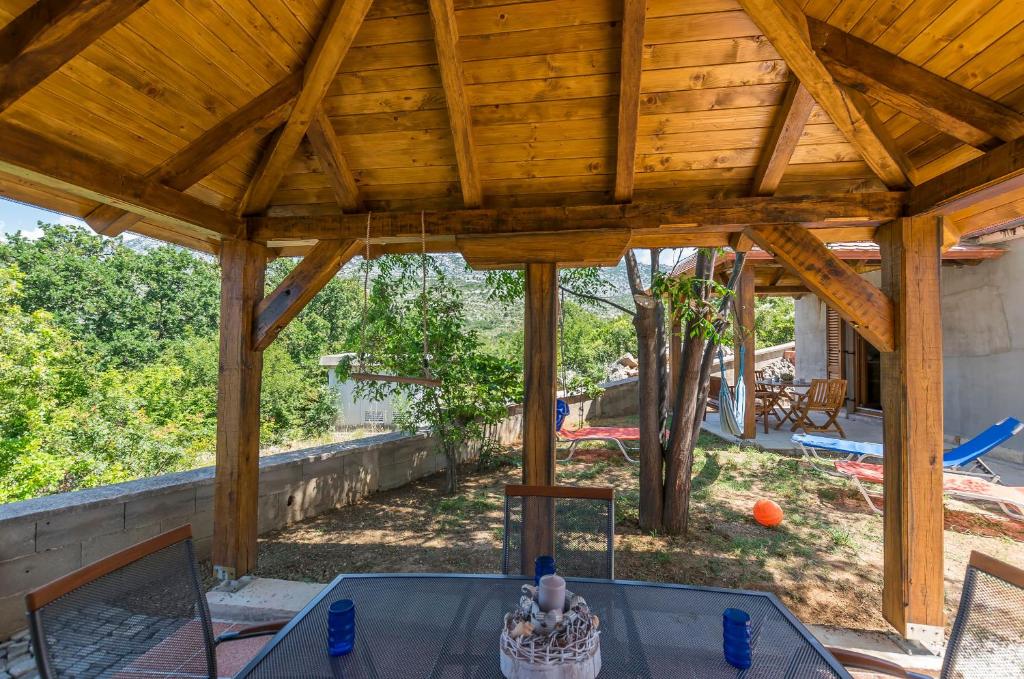 En have udenfor House Paklenica Stone I