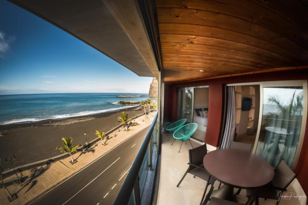 desde el balcón de una casa con vistas a la playa en La Ola, en Tazacorte