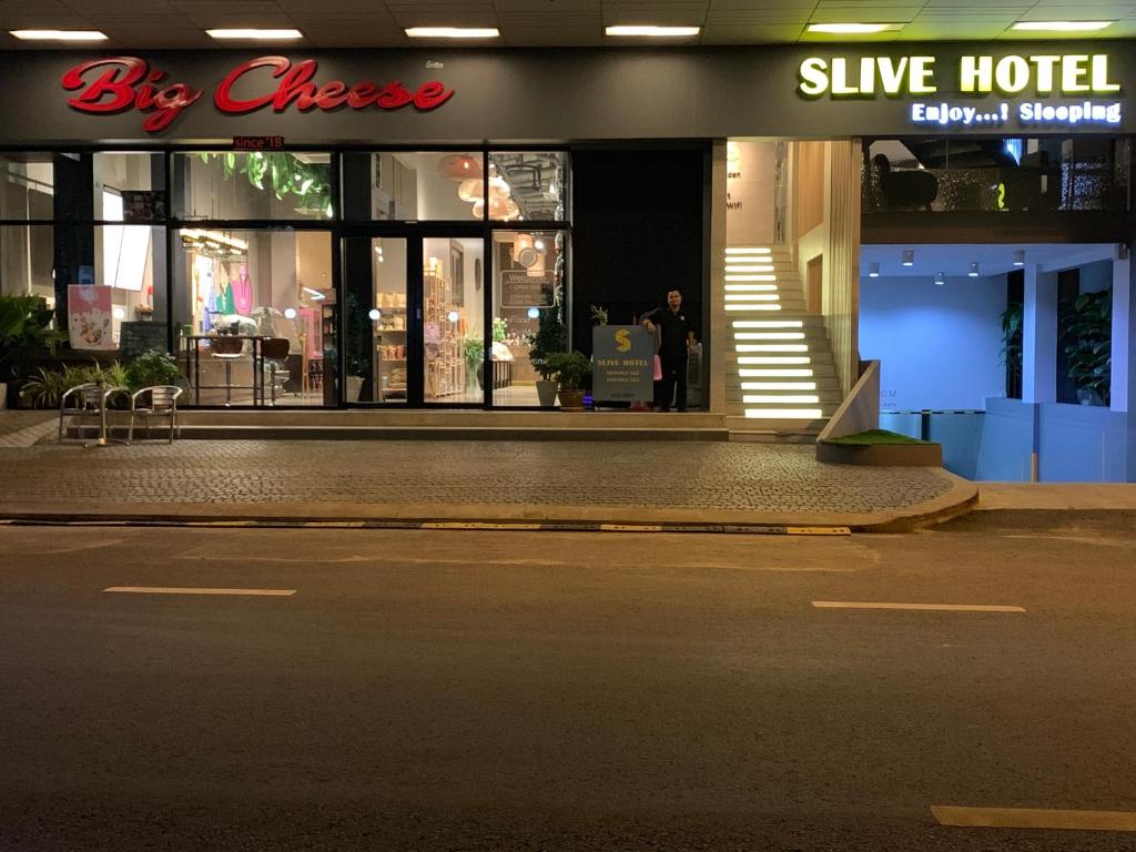 un edificio con un cartello che legge Silver Hotel di Slive Hotel a Surin