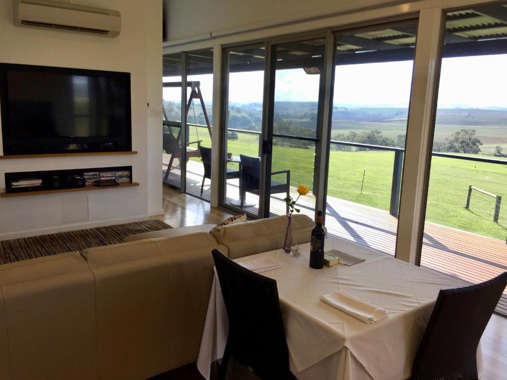 TV a/nebo společenská místnost v ubytování Barossa Pavilions & Glasshouse