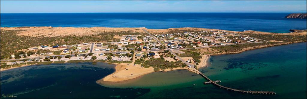 z powietrza widok na małą wyspę w oceanie w obiekcie Venus Bay Beachfront Tourist Park South Australia w mieście Venus Bay