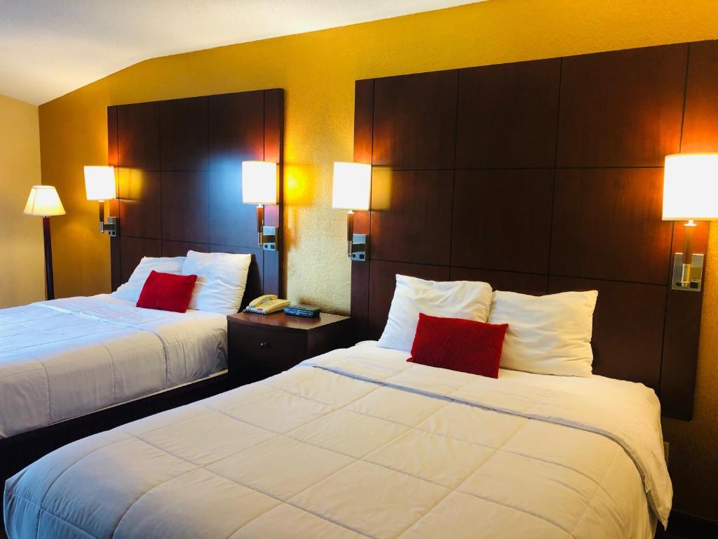 Postel nebo postele na pokoji v ubytování Hotel M Mount Pocono