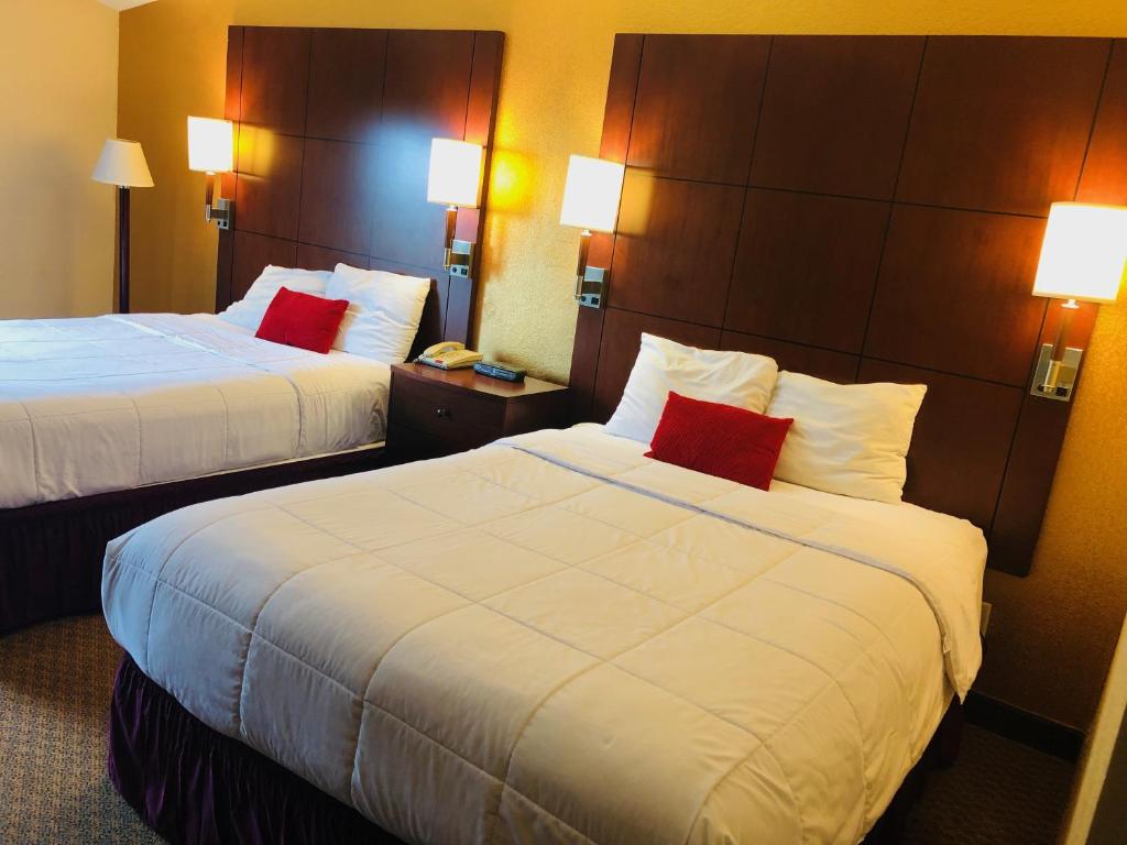 Postel nebo postele na pokoji v ubytování Hotel M Mount Pocono