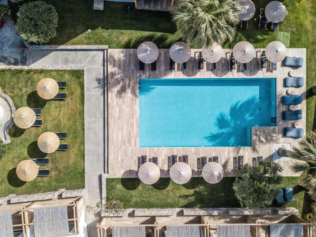 una vista aérea de una piscina en un patio en Aggello Boutique Hotel, en Stalida