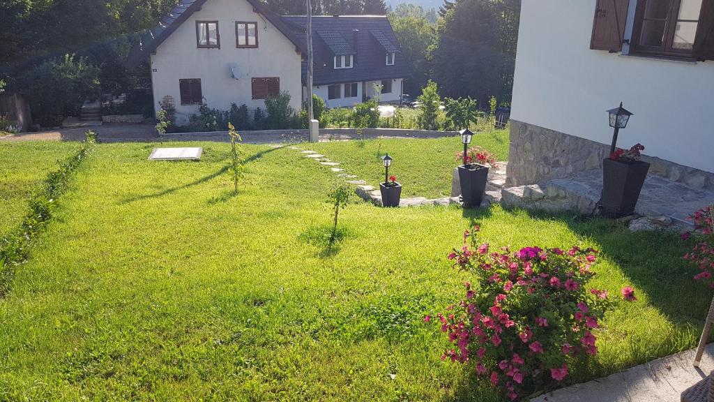 Vonkajšia záhrada v ubytovaní B&B Plitvice Lakes Villa Prica