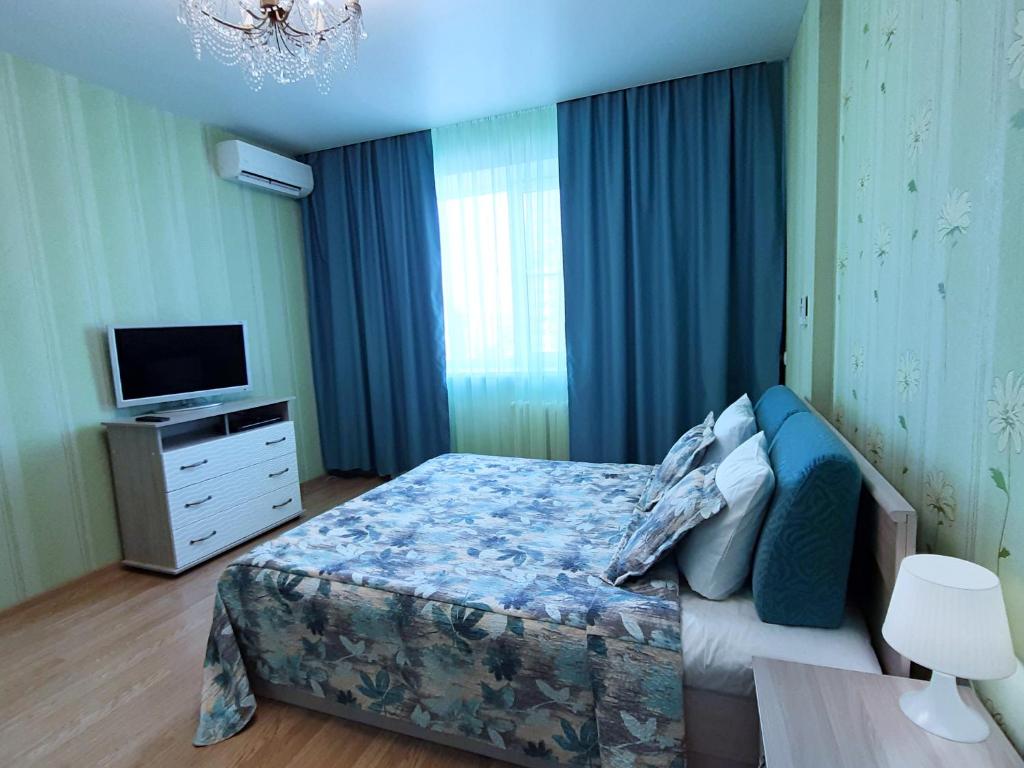 a bedroom with a bed with a tv and a bed sidx sidx sidx at flat-all 151 Kropotkina двухкомнатная квартира с 7 местами рядом с ТРЦ " Галерея Чижова" in Voronezh