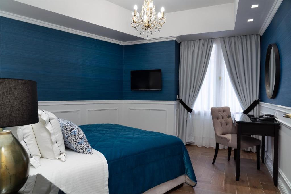 Posteľ alebo postele v izbe v ubytovaní Evripidou Suites