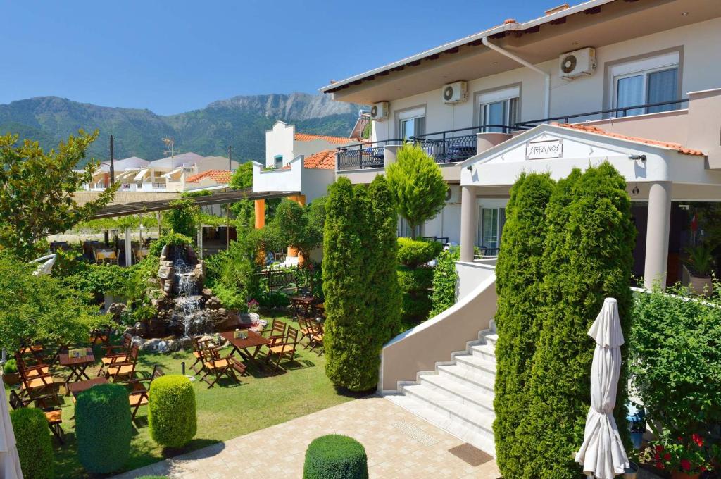 Nespecifikovaný výhled na hory nebo výhled na hory při pohledu z hotelu