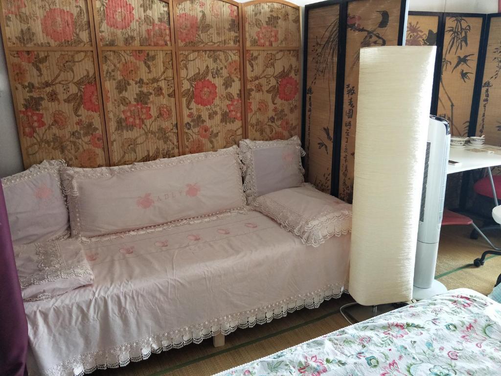 Postel nebo postele na pokoji v ubytování Yi Ju Homestay-ZhuanQiao Subway Station, MinHang District
