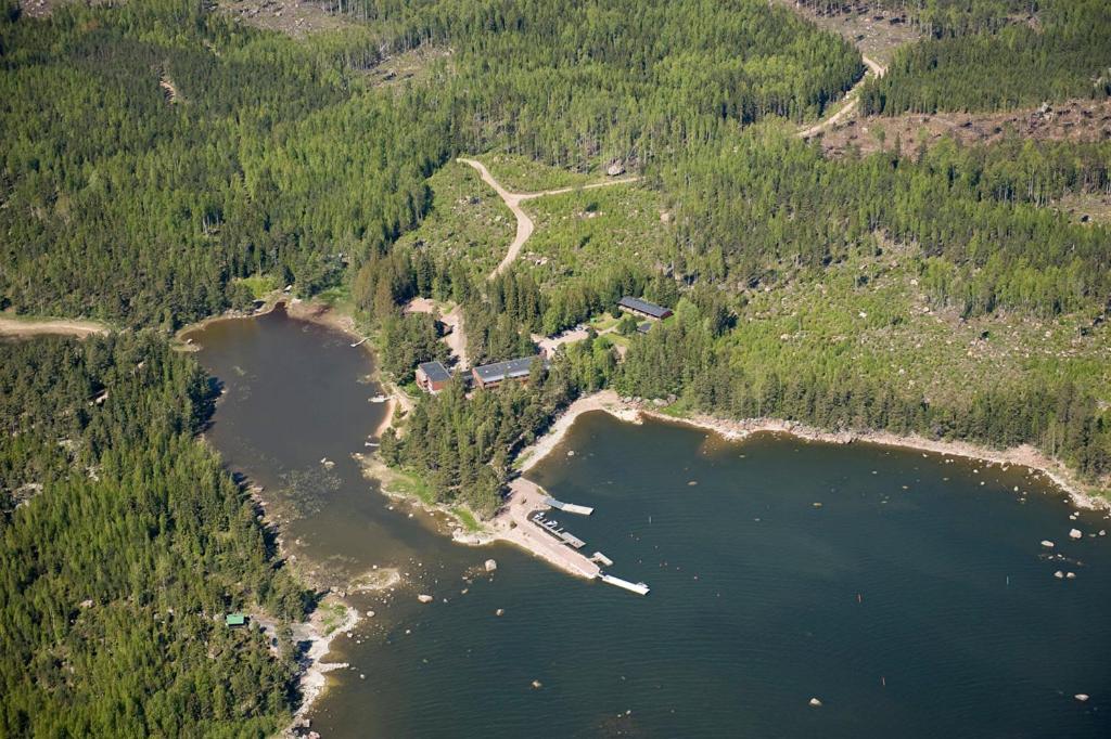 z powietrza widok na jezioro w lesie w obiekcie Sea Hotel Mäntyniemi w mieście Siltakylä