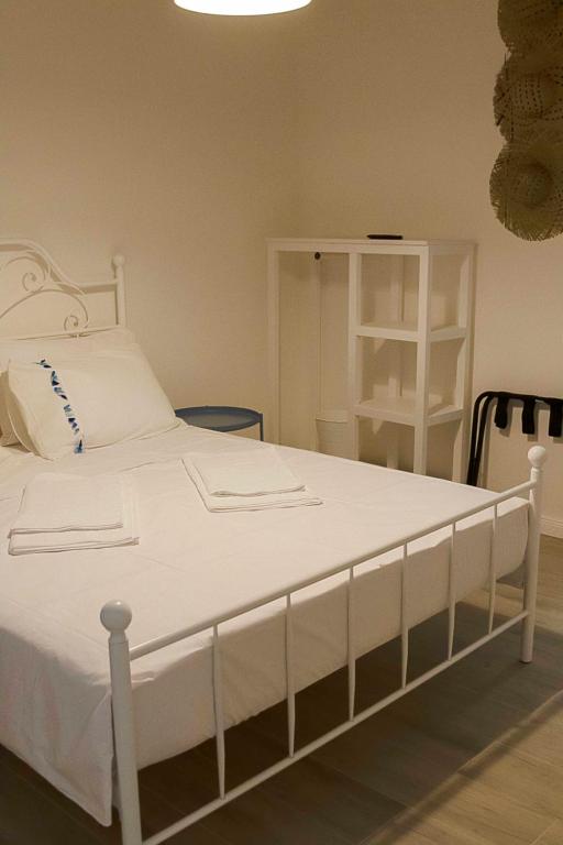 Un pat sau paturi într-o cameră la VILA BUNICUTA
