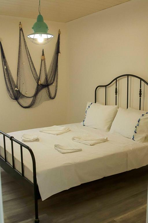 Un pat sau paturi într-o cameră la VILA BUNICUTA