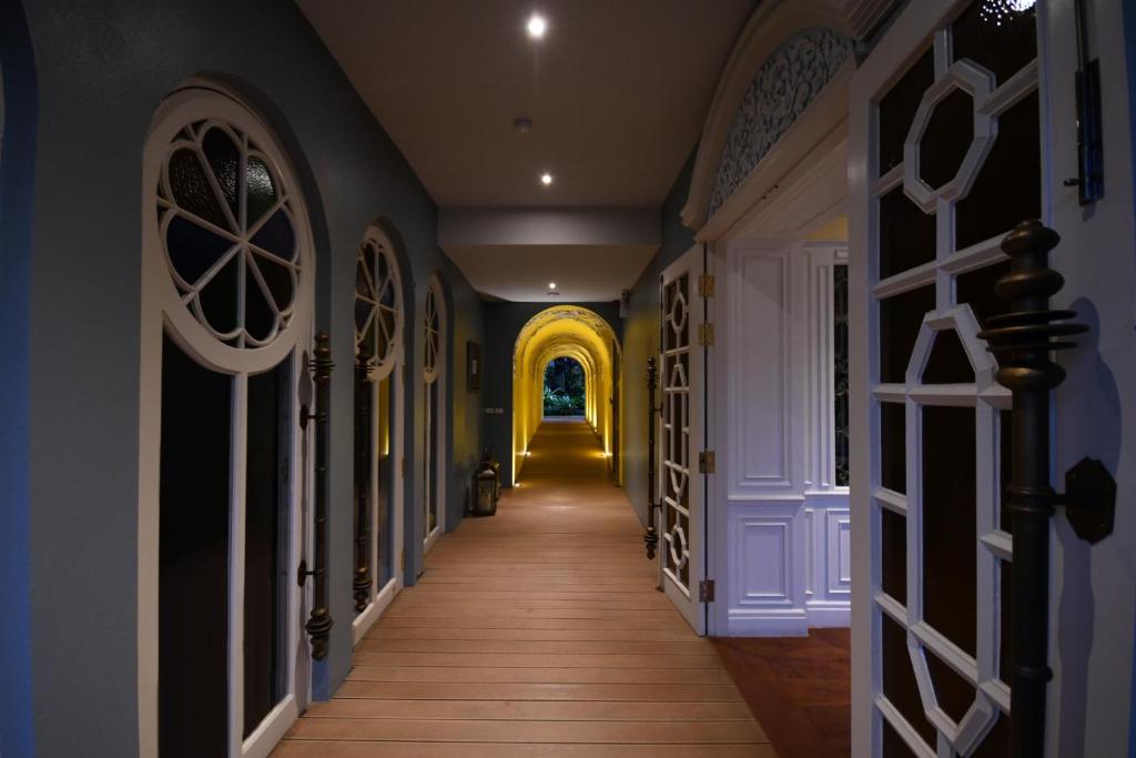 At Pingnakorn Riverside - Resim 7