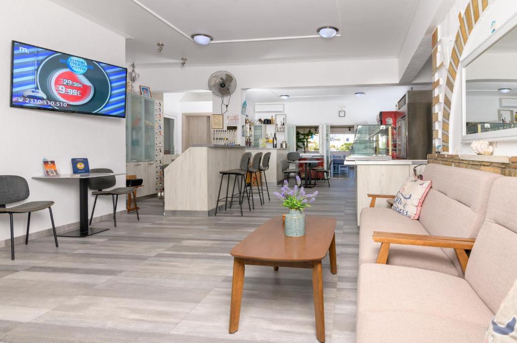 un vestíbulo de una tienda con sofás y una mesa en Pavlos Place, en Antíparos
