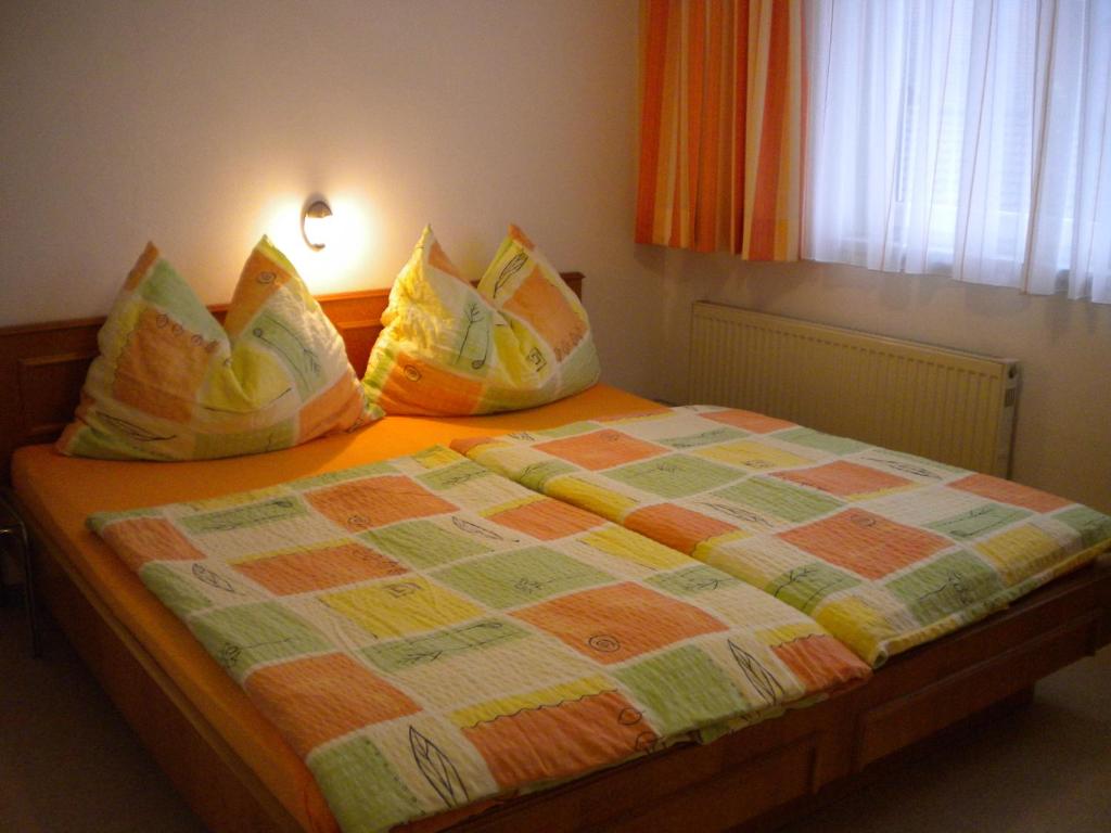 Postel nebo postele na pokoji v ubytování Gästehaus Jedinger