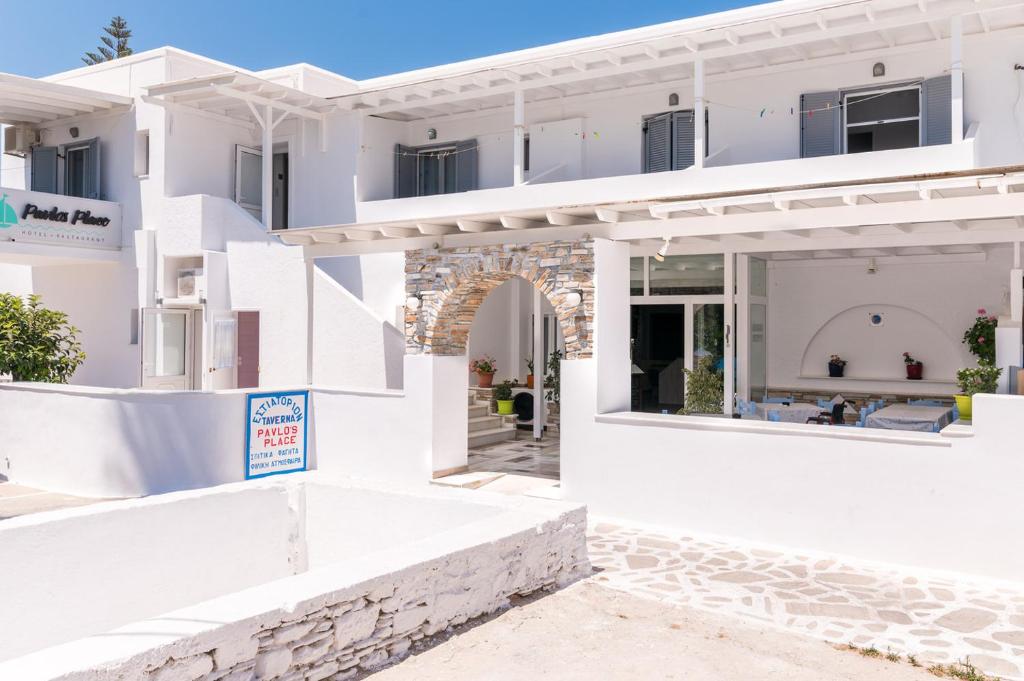 vistas a una casa blanca con fachada en Pavlos Place, en Antíparos