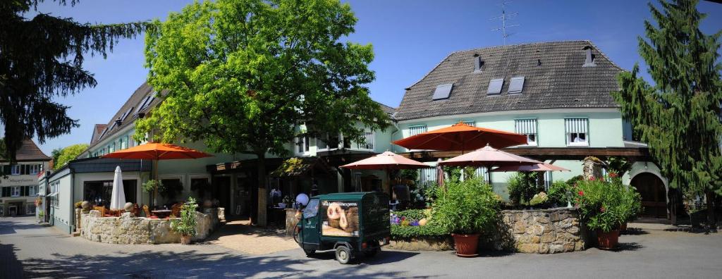 un piccolo golf cart parcheggiato di fronte a un edificio di Gasthof Löwen GmbH a Heitersheim