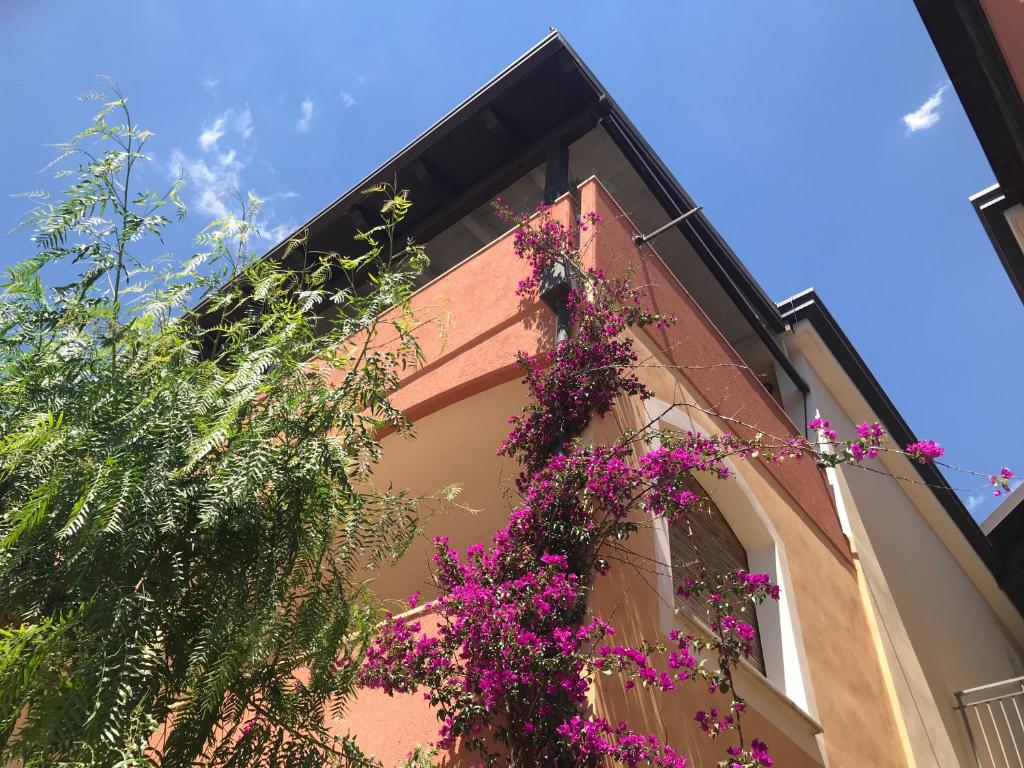 ein Gebäude mit lila Blumen auf der Seite in der Unterkunft Blu Village 2 (MT) in Marina di Pisticci