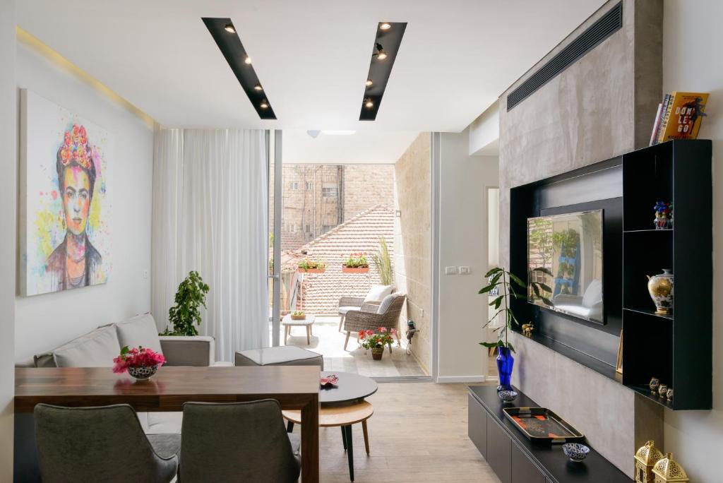 sala de estar con TV y comedor en Design & Veranda next to Mahane Yehuda Market by FeelHome, en Jerusalén