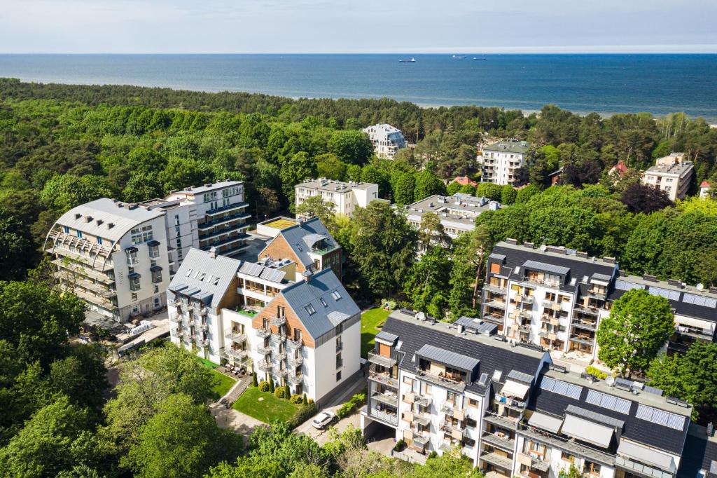 una vista aérea de una ciudad con edificios y el océano en Apartamenty Leśne - visitopl en Świnoujście