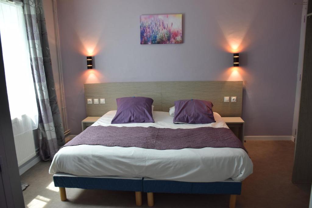 Un pat sau paturi într-o cameră la Hôtel Du Viaduc