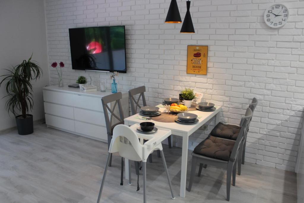 Televízia a/alebo spoločenská miestnosť v ubytovaní Sunny Adventure Baltic Apartament