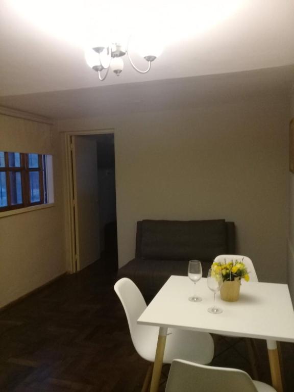 a living room with a table and chairs and a couch at Las Rosas Apartamento in Cordoba