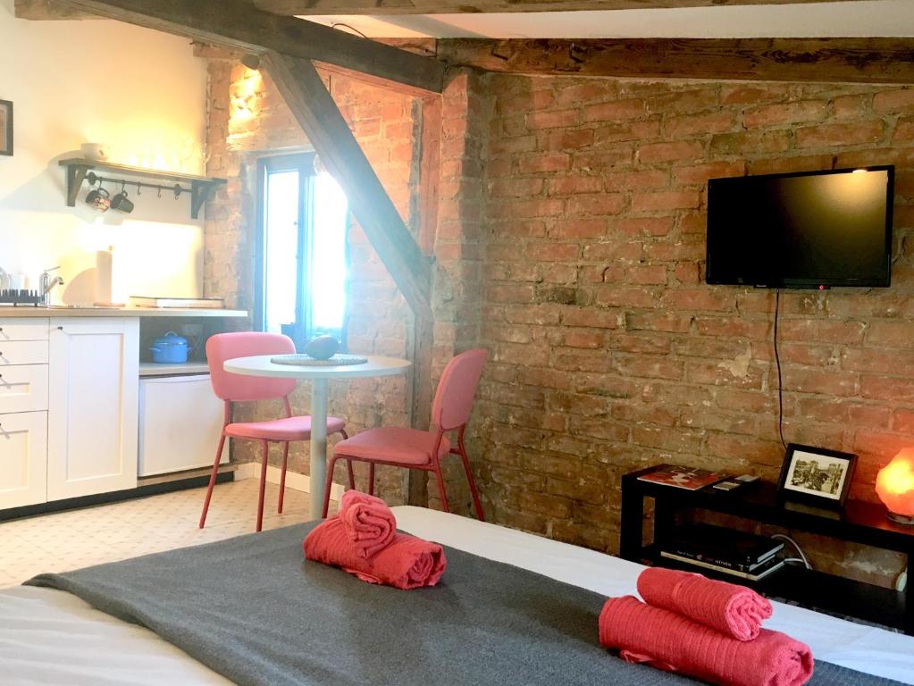 ein Zimmer mit einem Bett mit roten Handtüchern darauf in der Unterkunft Pocztówka Spod Dachu in Sopot