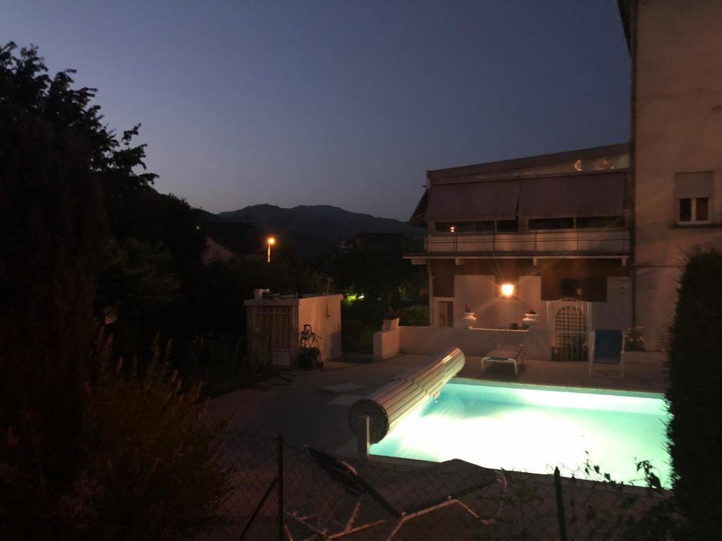 Bazén v ubytování Logis Hôtel restaurant Bel Horizon nebo v jeho okolí