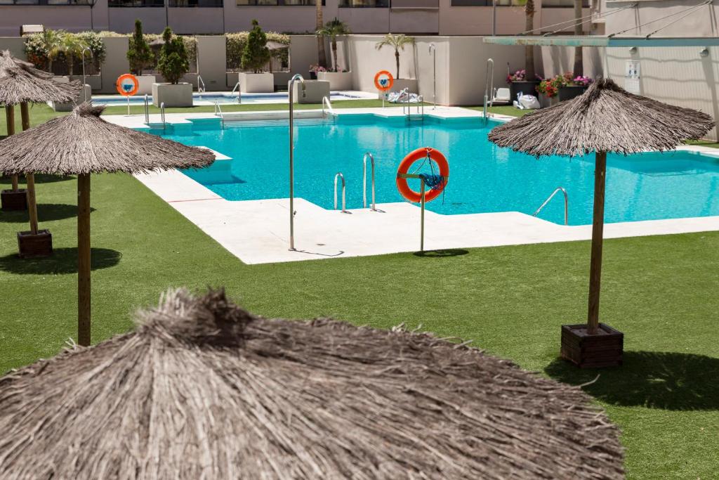 The swimming pool at or close to Apartamento Málaga Litoral Beach II