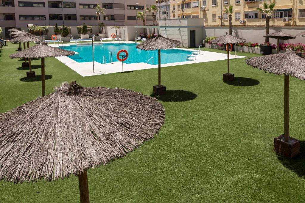 The swimming pool at or close to Apartamento Málaga Litoral Beach II