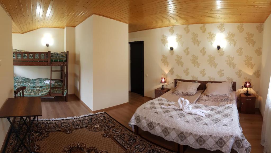 Postel nebo postele na pokoji v ubytování Kazbek view Hostel