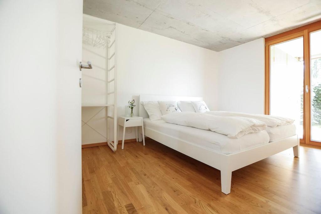 Postel nebo postele na pokoji v ubytování Gartenwohnung in prämierter Wohnanlage